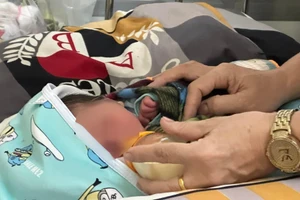 Cứu trẻ sơ sinh bị bỏ rơi bên đường, dưới mưa tầm tã