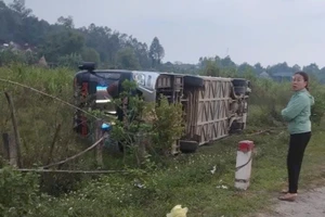  2 phụ nữ tử vong trong vụ lật xe khách ở Nghệ An