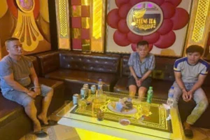 Khởi tố 3 người đàn ông 'bay lắc' trong quán karaoke