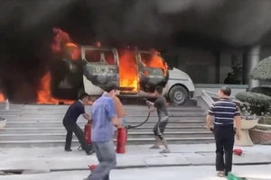 Xe cứu thương cháy trước phòng cấp cứu bệnh viện