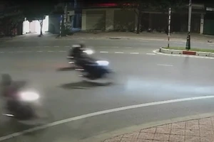 Sau tiếng động mạnh, phát hiện nữ sinh 15 tuổi tử vong bên đường 