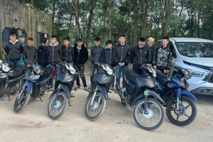 Nhóm thanh thiếu niên náo loạn đường phố khi đón bạn mãn hạn tù 