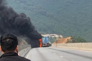Cháy xe container trước cửa hầm Thần Vũ, ách tắc cao tốc Bắc-Nam