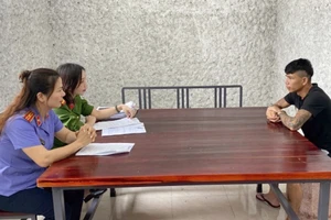 Quật ngã 3 người của nhóm mua bán ma túy, thu 2 khẩu súng 