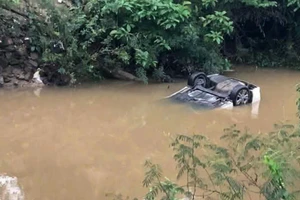 Trục vớt ô tô dưới sông, phát hiện 2 thi thể bên trong xe