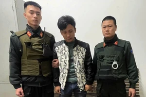 Nam thanh niên thấy cảnh sát thì nhảy xuống xe bỏ chạy