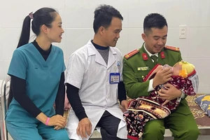 Tìm cha mẹ cho bé 3 tháng tuổi bị bỏ rơi giữa đêm khuya giá rét