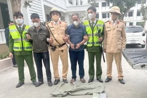 Chủ tịch xã ở Nghệ An ngồi trên xe bán tải chở hàng chục bánh heroin