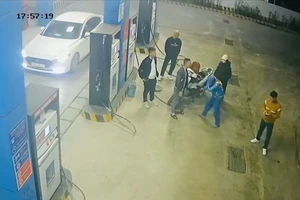 Người đàn ông đi ô tô đánh nhân viên cây xăng 