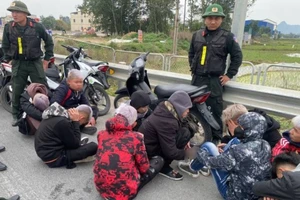 Nhóm thanh thiếu niên tháo biển số xe máy chạy trên cao tốc bị phạt gần 80 triệu 