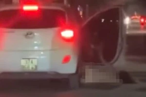 Xôn xao clip cô gái không mặc quần áo rơi khỏi ô tô đang chạy trên đường