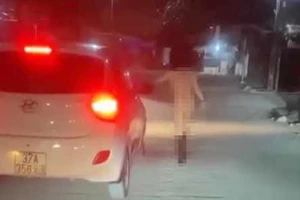 Người phụ nữ không mặc quần áo rơi khỏi xe ô tô khai 'do quá say’