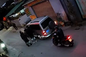 Công an xác minh clip tài xế xe biển xanh ẩu đả với người phụ nữ