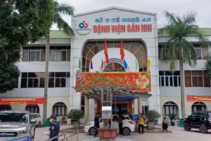  2 trẻ cùng uống chai nước lạ nhặt được: 1 trẻ đã tử vong