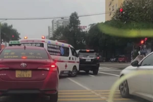 Xôn xao 2 clip ô tô không chịu vượt đèn đỏ để nhường đường cho xe cứu thương 