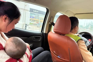 CSGT Nghệ An kịp thời hỗ trợ đưa cháu bé 1 tuổi bị co giật đến bệnh viện