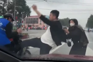 Tạm giữ hình sự người đánh học sinh lớp 11 sau va chạm giao thông 