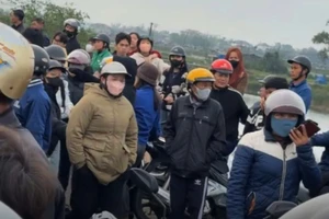 Thi thể thiếu nữ nổi trên hồ nuôi tôm 