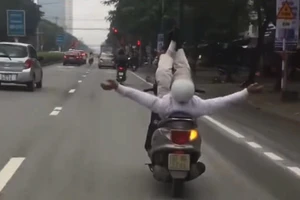 Công an xác minh clip người nằm ngửa trên yên xe máy và thả hai tay khi xe chạy