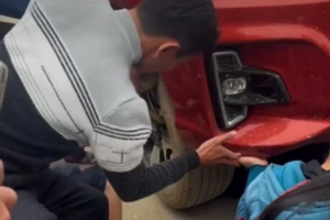 Người dân giải cứu học sinh lớp 5 kẹt dưới gầm xe bán tải