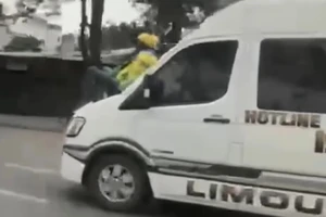 Đã xác minh danh tính tài xế 'chở' người đàn ông trên nắp capo 