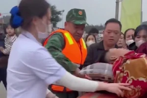 Video đưa ngư dân bị chìm tàu bơi 30 giờ trên biển vào bờ 