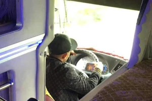 CSGT làm việc với tài xế xe khách chơi game khi lái xe