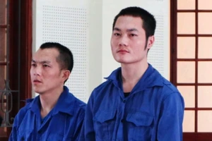 Cầm 4 triệu lộ phí từ Nghệ An, 2 anh em họ ôm 8kg ma túy đến Hà Nội thì bị bắt 