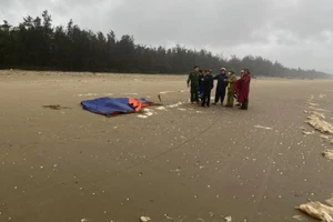 Phát hiện thi thể đang phân hủy trôi dạt vào bờ biển Hà Tĩnh