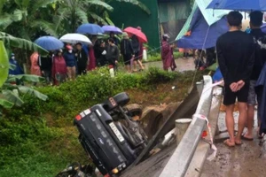 Xe bán tải lật sau khi tông xe máy, 1 người tử vong, 2 người bị thương nặng