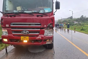 Va chạm với xe tải, 2 anh em học THCS đi trên xe máy thương vong