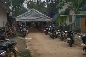 Người vợ khóc thương, ngất xỉu rồi tử vong khi đưa tang chồng