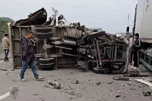 Lật xe trên cao tốc, giao thông ách tắc đoạn qua Nghệ An