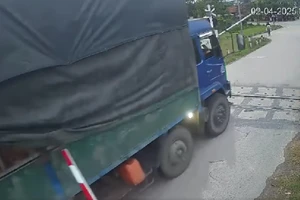 Chuyển cơ quan CSĐT vụ tài xế xe tải vượt, tông rào chắn đường sắt 
