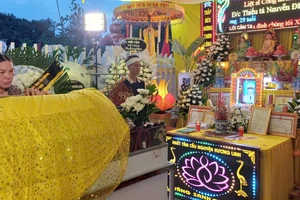 Đồng đội và người dân đến viếng Thiếu tá Nguyễn Đăng Khải