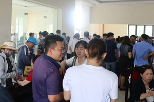 Sau đấu giá 158 triệu/m2, hàng ngàn người xếp hàng đấu giá đất ở Hưng Yên 