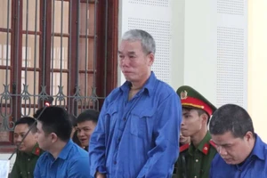 Dại dột nhận lương bằng ma túy, người thợ xây khóc nức nở tại tòa