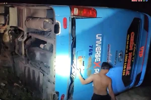 Lật xe khách ở Hà Tĩnh chở 25 người, 2 người bị thương nặng