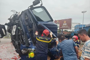 Video tai nạn giữa xe khách và xe tải chở dưa hấu, tài xế tử vong