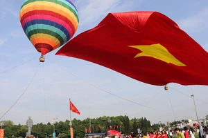 Chùm ảnh đại kỳ Tổ quốc rộng 2.025 m2 tung bay trên quảng trường Hồ Chí Minh