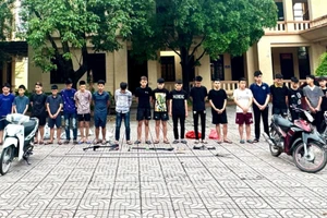 Khởi tố 17 thanh niên mang hung khí đi xe máy rượt đuổi, hò hét, thị uy nhau