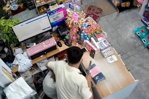 CSGT Công an Nghệ An bắt giữ nghi phạm cướp 5 triệu của tiệm tạp hóa ở Hà Nội