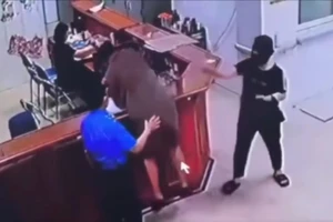 Bệnh viện báo cáo vụ nữ nhân viên y tế ở Nghệ An bị hành hung