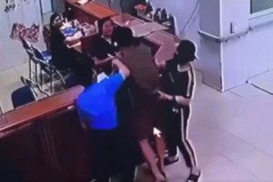 Clip ghi cảnh nhân viên y tế bị hành hung tại khoa cấp cứu 