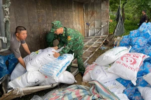 Lật xe chở hàng cứu trợ đi ủng hộ người dân bị lũ quét