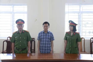 Để hơn 264 tấn xi măng đông cứng ngoài trời, chủ tịch xã bị khởi tố 