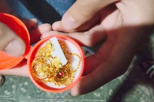 Nghệ An: Đề nghị tuyên dương 2 học sinh nhặt được vàng và tìm người đánh rơi