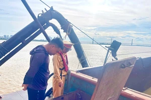 Phát hiện 1 con tàu hoán cải tinh vi để hút cát trộm trên sông Hồng 