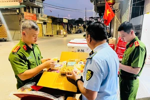 Bị phạt 57 triệu đồng vì bán kẹo, táo đỏ không rõ nguồn gốc