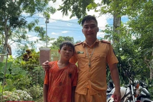 Thượng úy cảnh sát giao thông cứu bé trai bị lũ cuốn giữa sông 